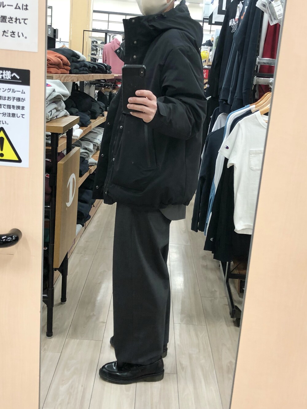 ブラック系のダウンジャケット/コート、グレー系のシャツ/ブラウス、ホワイト系のTシャツ/カットソーを着用したメンズの冬コーディネートの2枚目の写真