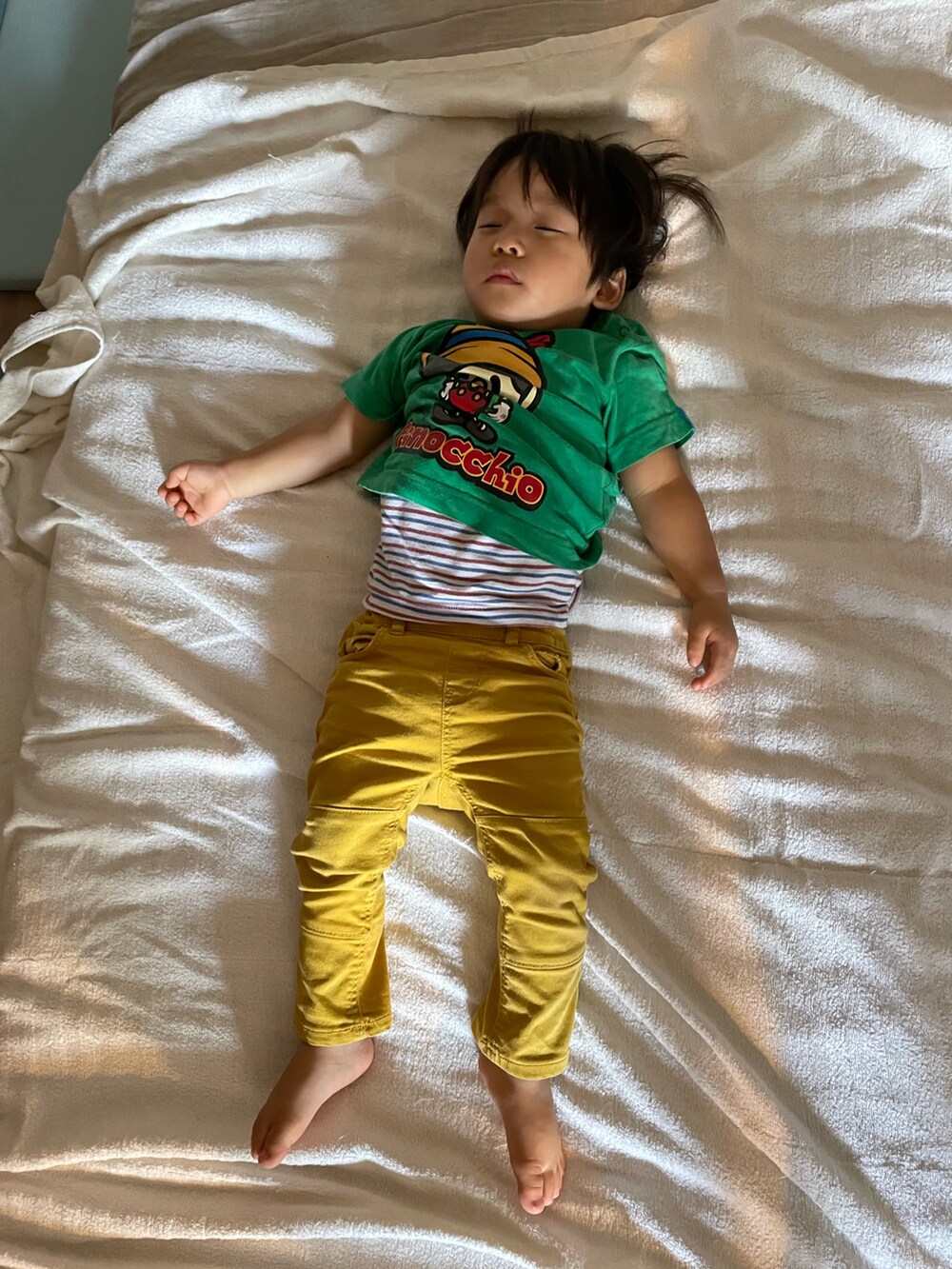 グリーン系のTシャツ/カットソー、ゴールド系のパンツを着用したキッズの秋コーディネートの2枚目の写真