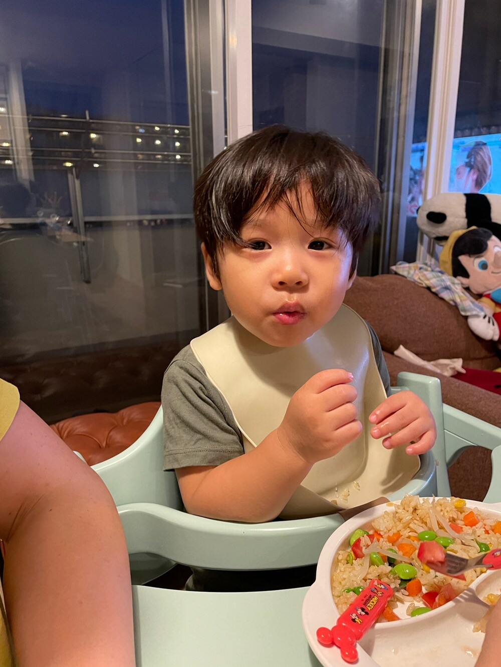 レッド系のその他、ブラック系のその他を着用したキッズの夏コーディネートの3枚目の写真