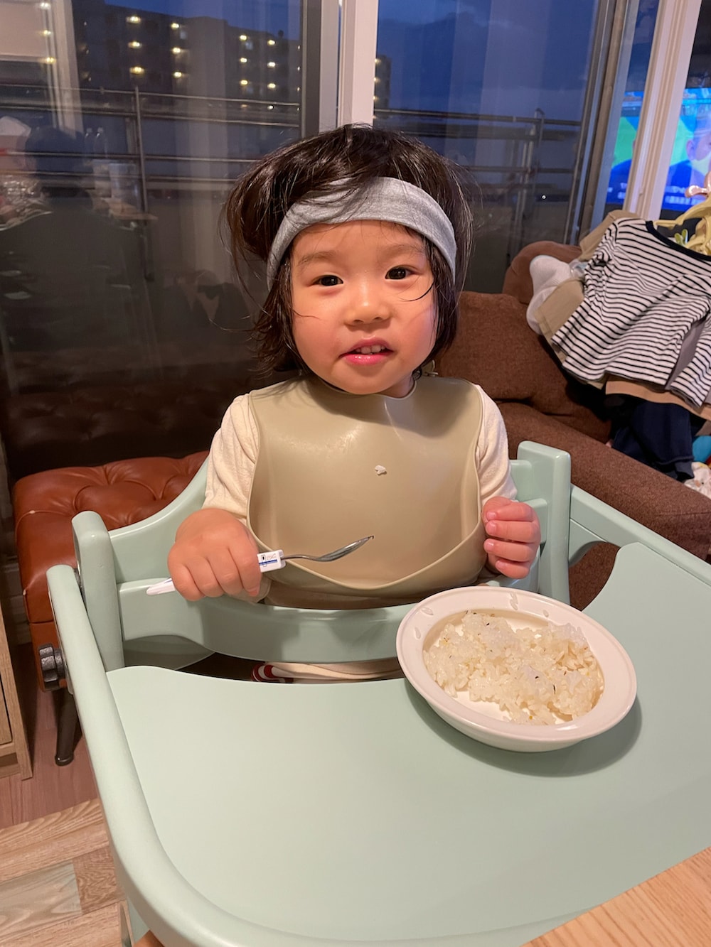 「ヘアバンド、食事中、ごはん」｜「ママのヘアバンドのアイテム（ヘアバンド、グレー系）」を使った、shoyoiさん（キッズ・80cm）の春コーディネートの2枚目の写真