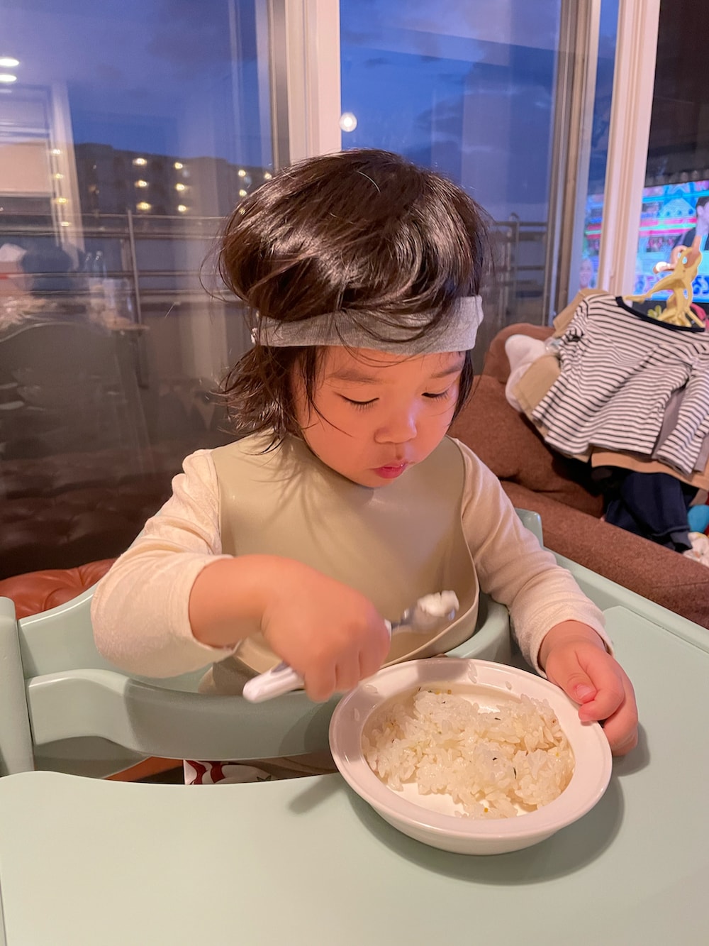 「ヘアバンド、食事中、ごはん」｜「ママのヘアバンドのアイテム（ヘアバンド、グレー系）」を使った、shoyoiさん（キッズ・80cm）の春コーディネートの5枚目の写真