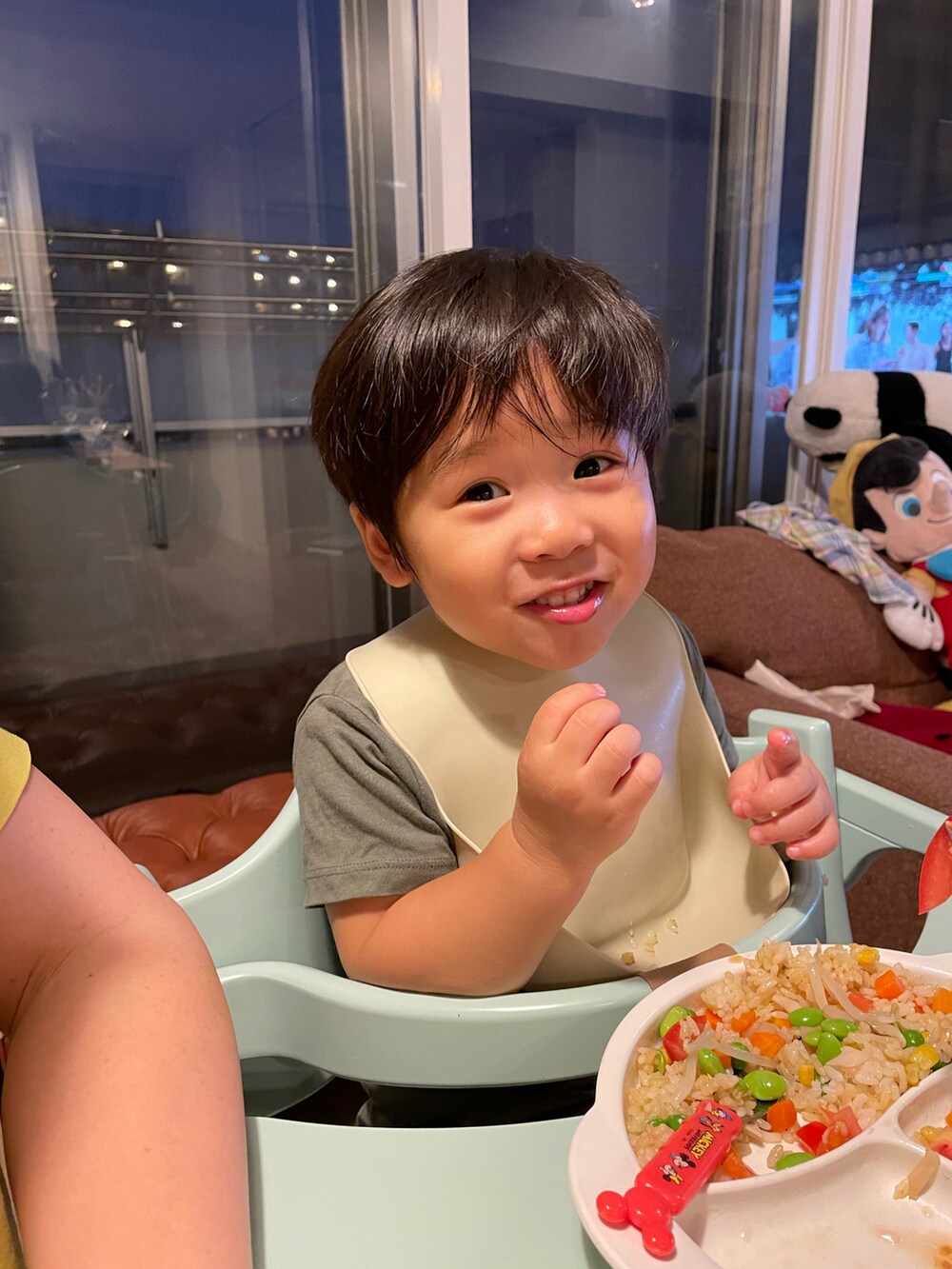 レッド系のその他、ブラック系のその他を着用したキッズの夏コーディネートの4枚目の写真