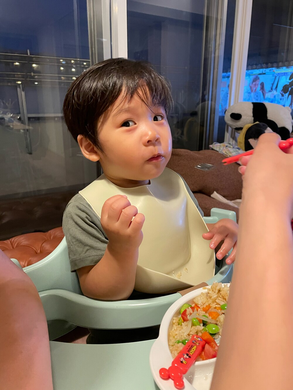 レッド系のその他、ブラック系のその他を着用したキッズの夏コーディネートの2枚目の写真