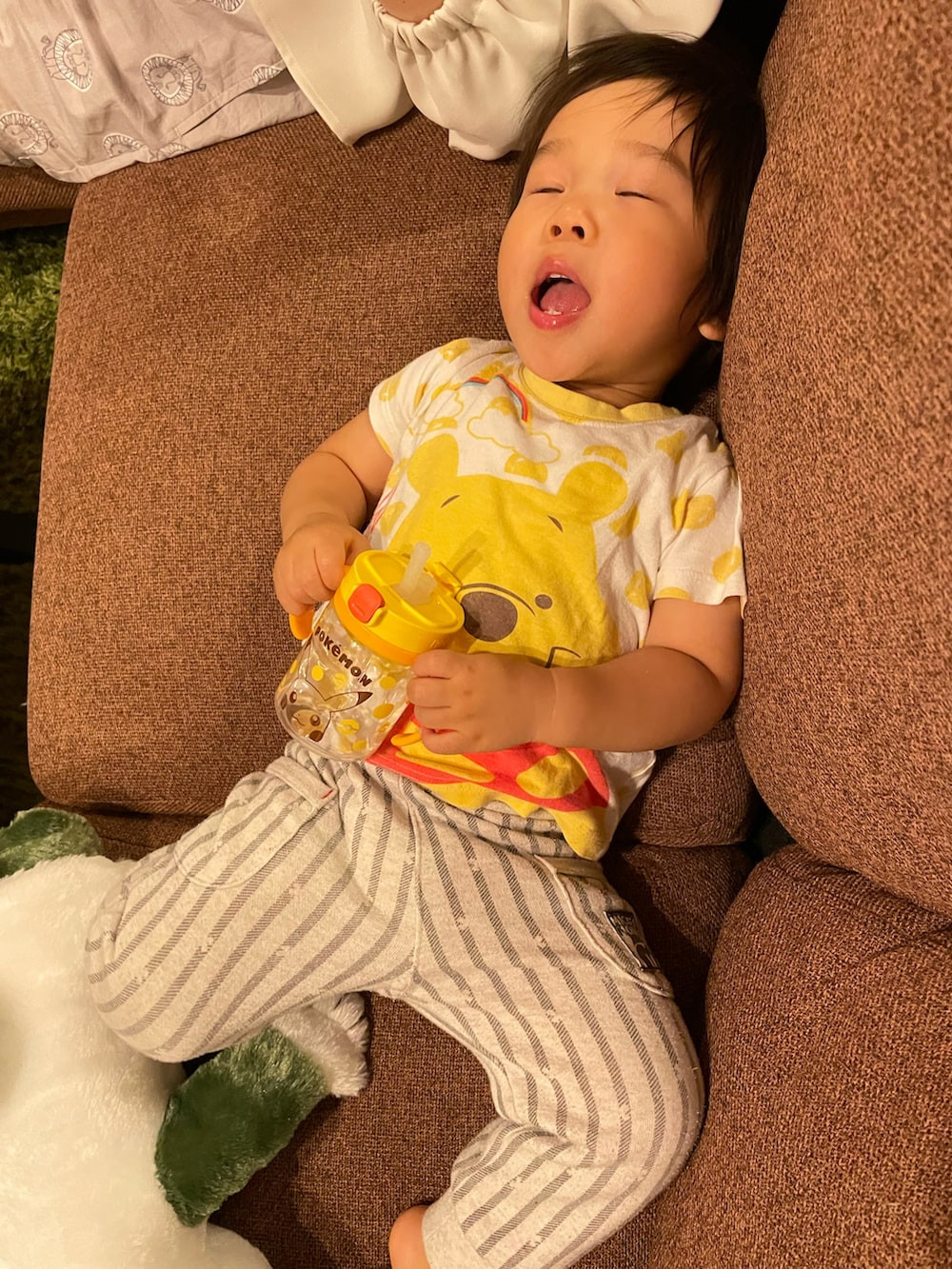 グレー系のスウェットパンツ、イエロー系のルームウェア/パジャマを着用したキッズの夏コーディネートの2枚目の写真