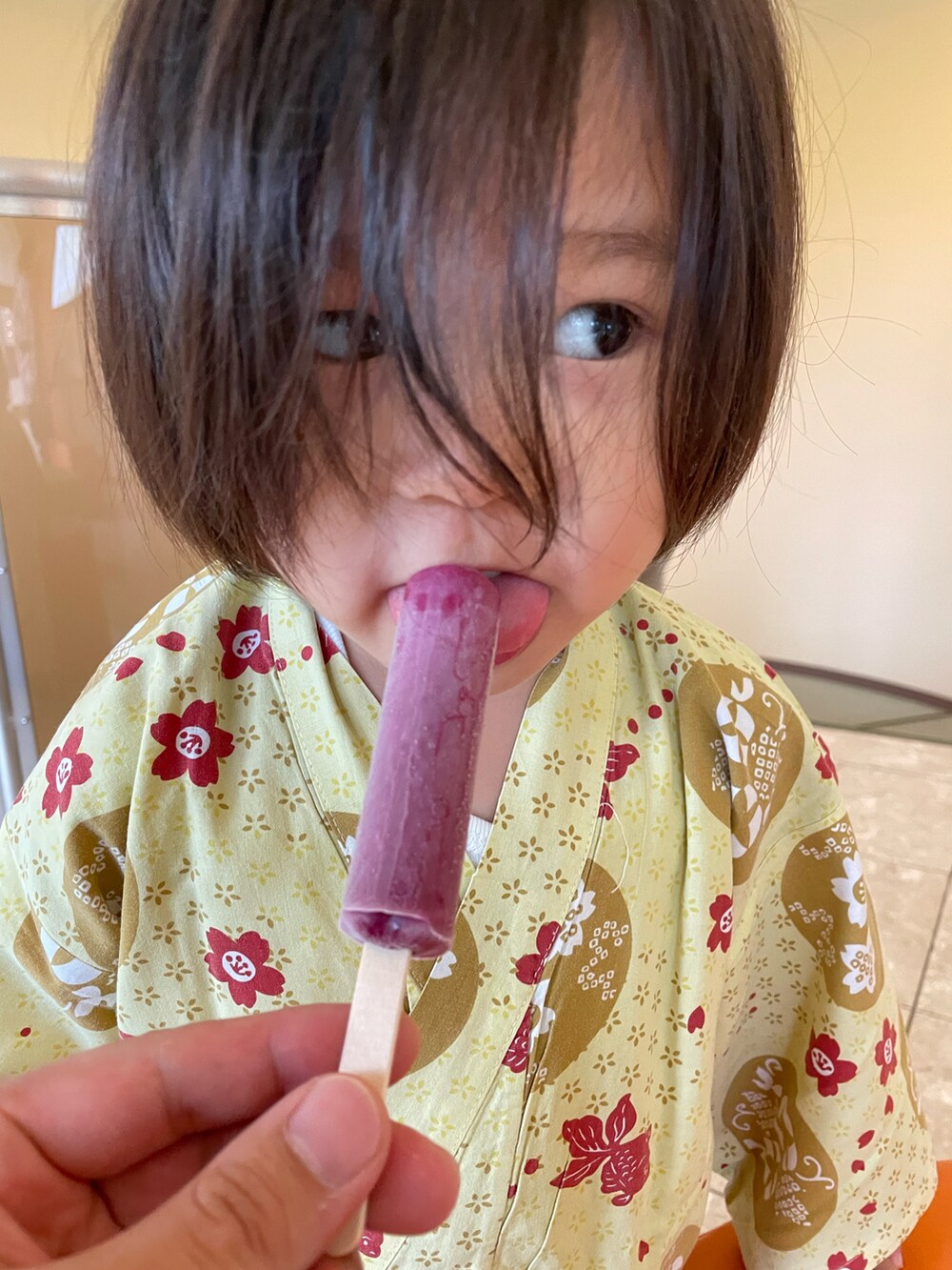 グリーン系のルームウェアを着用したキッズの夏コーディネートの3枚目の写真