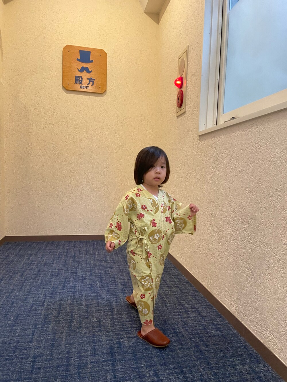 グリーン系のルームウェアを着用したキッズの夏コーディネートの5枚目の写真