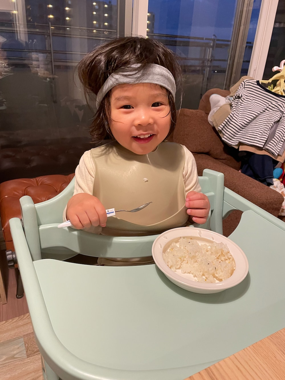 「ヘアバンド、食事中、ごはん」｜「ママのヘアバンドのアイテム（ヘアバンド、グレー系）」を使った、shoyoiさん（キッズ・80cm）の春コーディネートの3枚目の写真