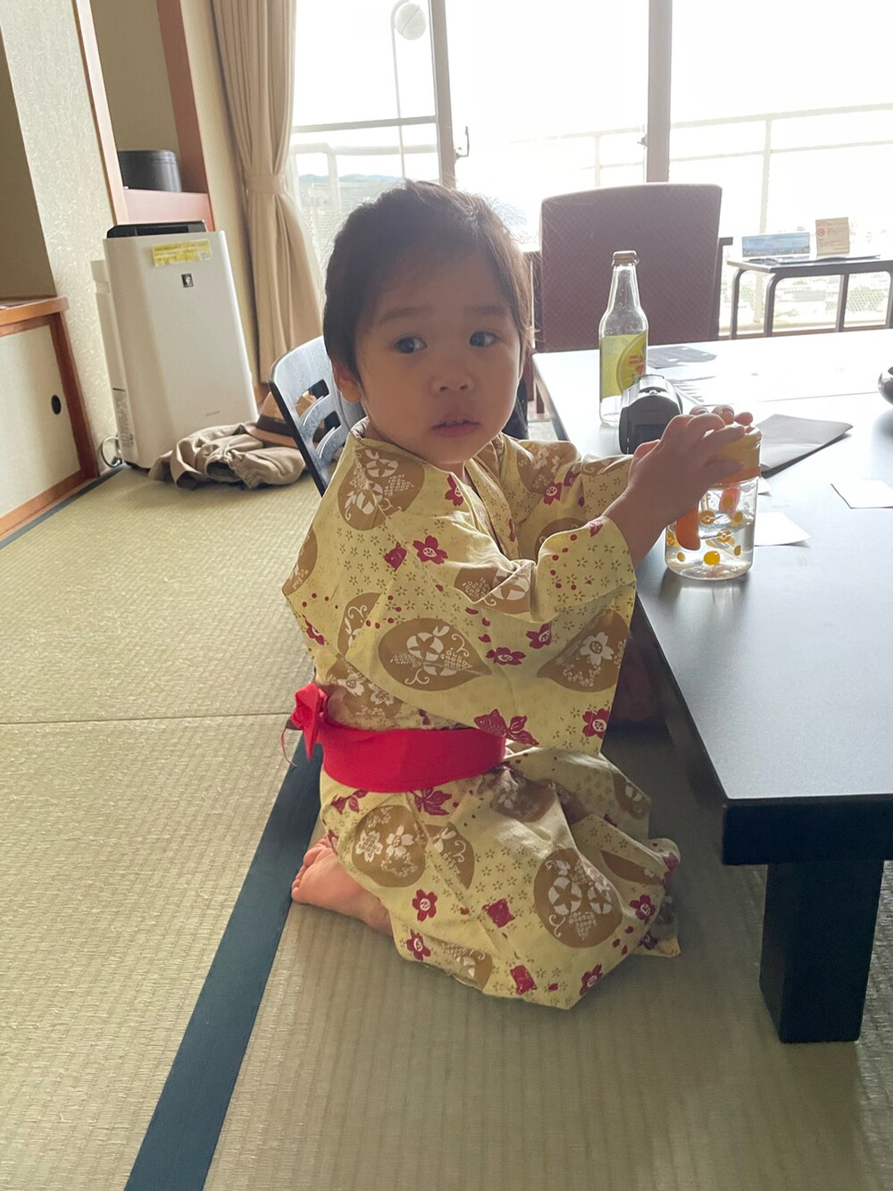 グリーン系のルームウェアを着用したキッズの夏コーディネートの2枚目の写真