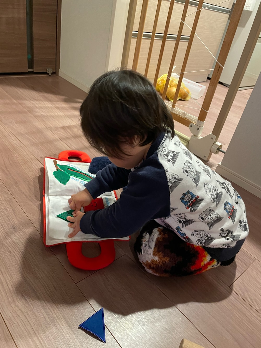 ホワイト系のスウェット、ブラック系のパンツ、ブルー系のレッグウォーマーを着用したキッズの冬コーディネートの5枚目の写真