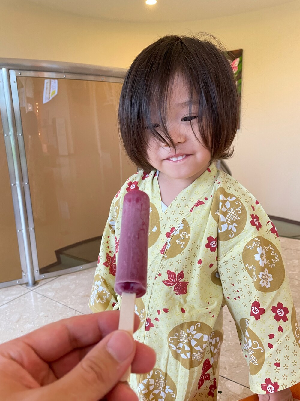 グリーン系のルームウェアを着用したキッズの夏コーディネートの4枚目の写真