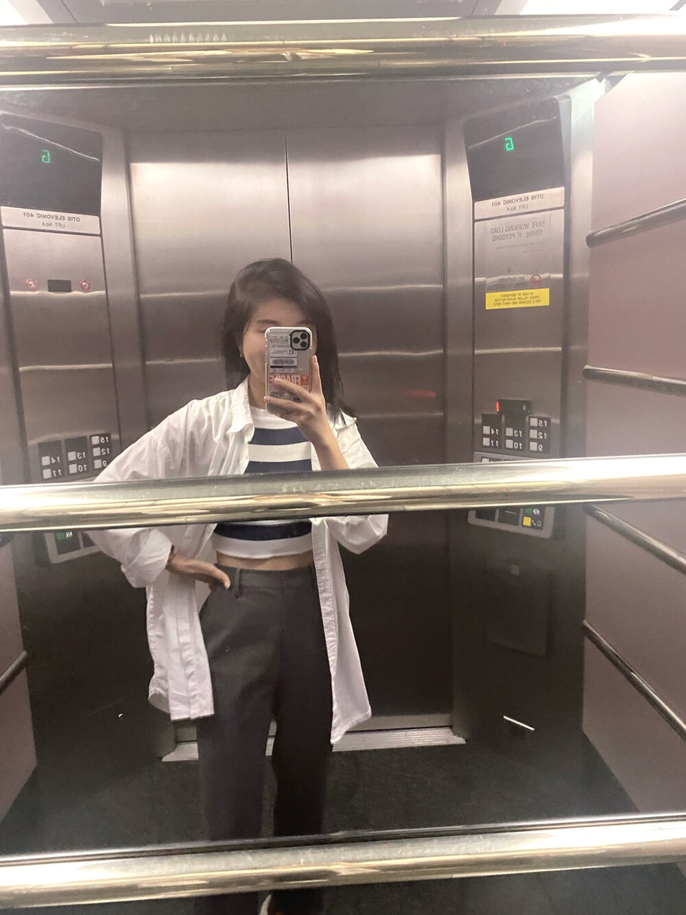 ブラック系のジャケット/アウターを着用したレディースの秋コーディネートの2枚目の写真