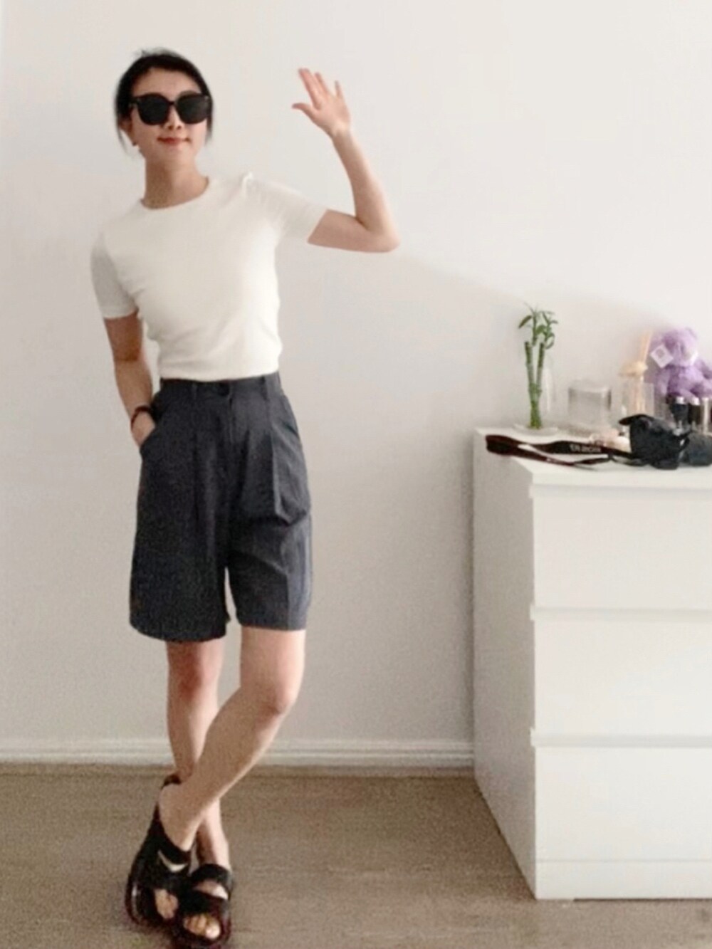 ベージュ系のトップス、グリーン系のトップスを着用したレディースの冬コーディネートの3枚目の写真