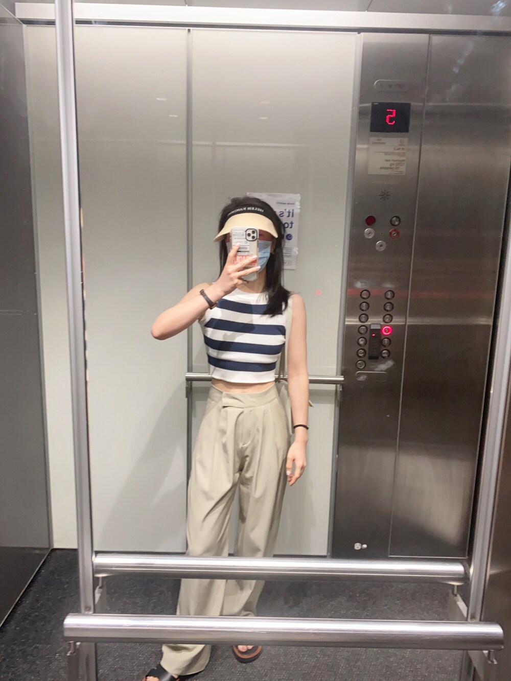 ホワイト系のハンドバッグを着用したレディースの秋コーディネートの3枚目の写真