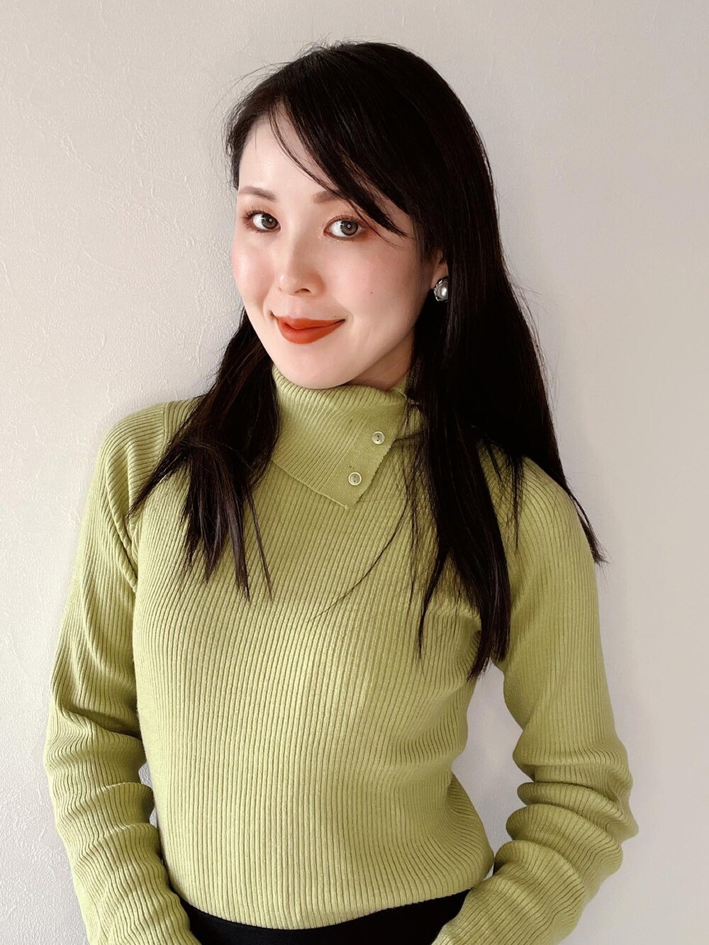 「秋コーデ、秋冬コーデ、パンツスタイル、バケハ、バケットハット、ピスタチオ」｜「GRLのツイルバケットハット（ハット、ホワイト系）」を使った、高野 和さん（レディース・165cm）の秋コーディネートの2枚目の写真