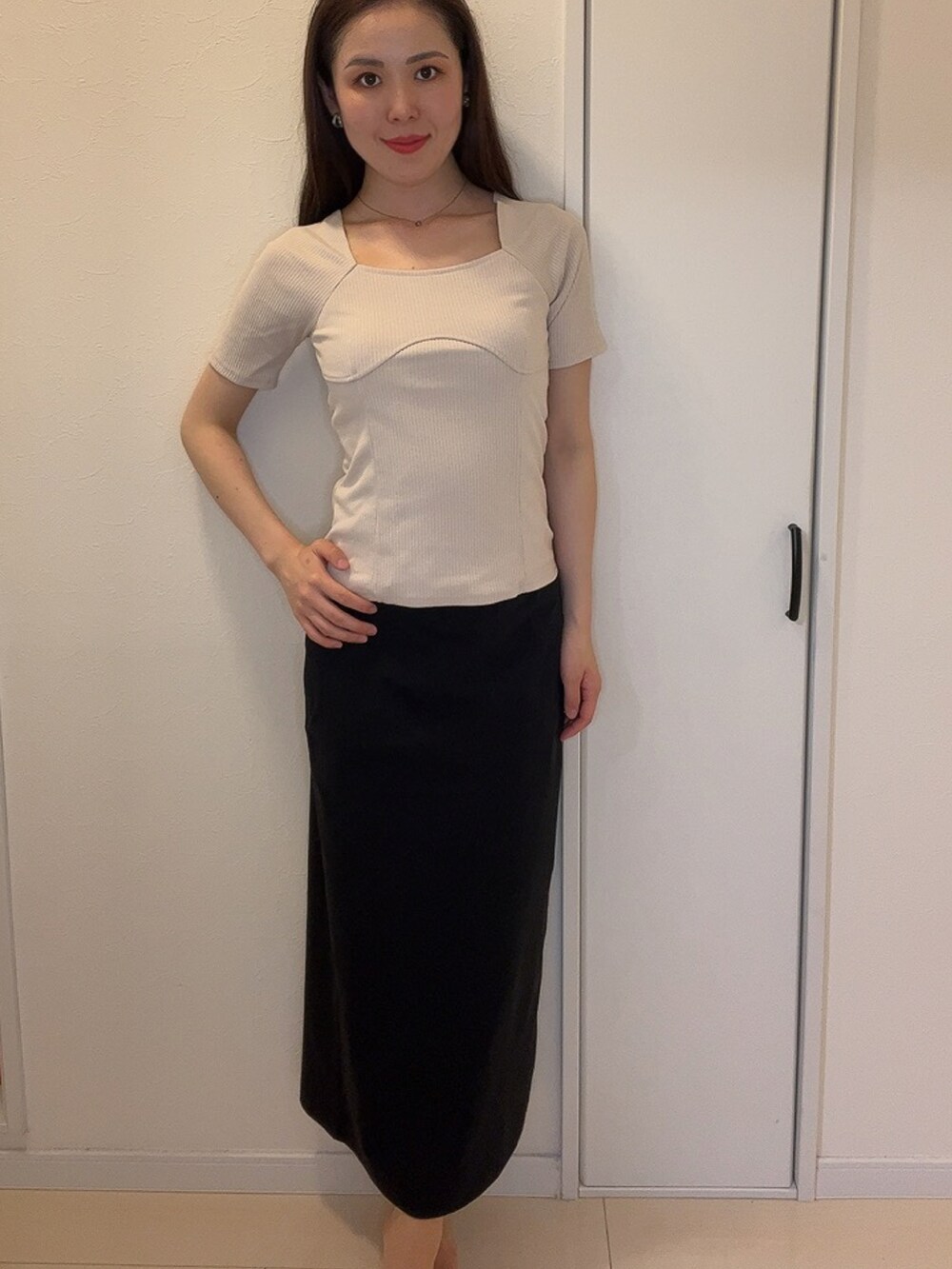 「大人かわいい、おしゃれさんと繋がりたい、キレイめ」｜「GRLのアイテム（Tシャツ/カットソー、ベージュ系）」を使った、高野 和さん（レディース・165cm）の春コーディネートの2枚目の写真