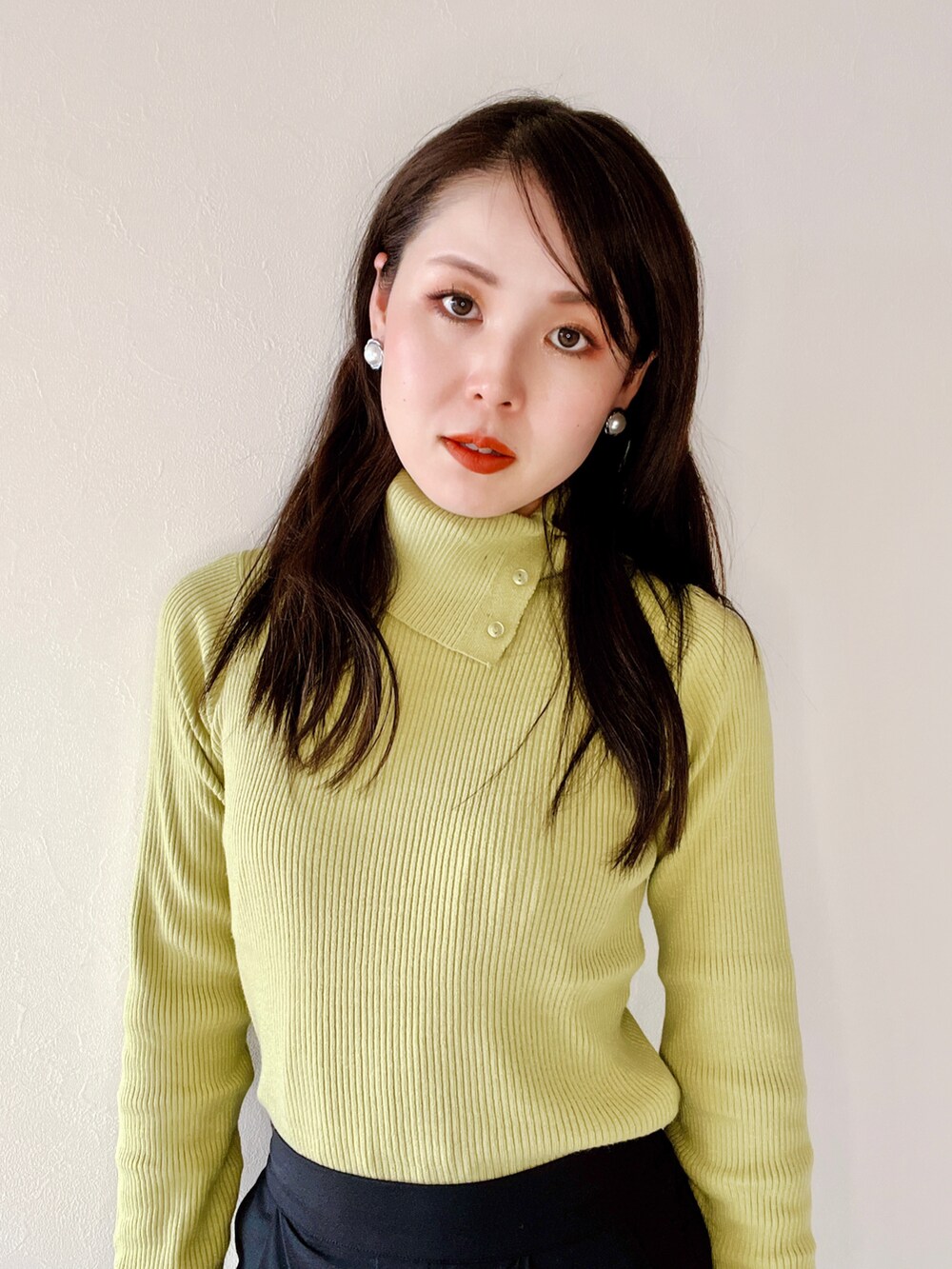 「秋コーデ、秋冬コーデ、パンツスタイル、バケハ、バケットハット、ピスタチオ」｜「GRLのツイルバケットハット（ハット、ホワイト系）」を使った、高野 和さん（レディース・165cm）の秋コーディネートの4枚目の写真