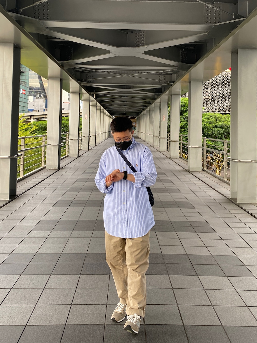 ベージュ系のその他パンツ、グレー系のスニーカー、ブラック系のショルダーバッグを着用したレディースの春コーディネートの2枚目の写真