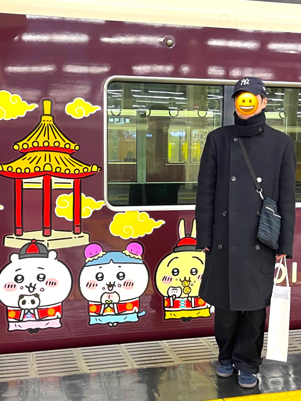 ブルー系のスニーカー、ブラック系のカーゴパンツ、ブラック系のステンカラーコートを着用したメンズの冬コーディネートの2枚目の写真