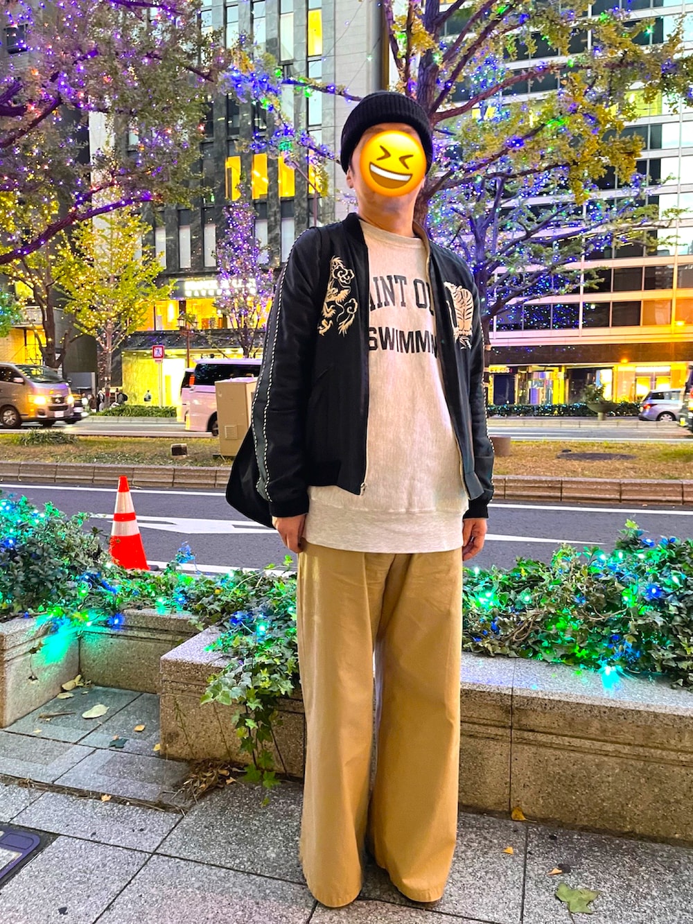 ブラック系のスニーカー、ベージュ系のチノパンツ、ブラック系のスカジャンを着用したメンズの秋コーディネートの3枚目の写真