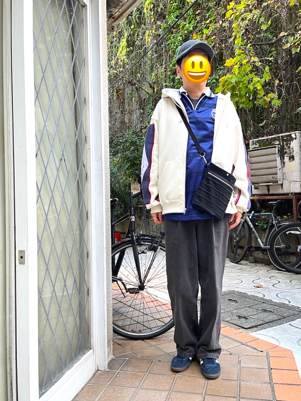 ブルー系のスニーカー、グレー系のデニムパンツ、ホワイト系のパーカーを着用したメンズの秋コーディネートの2枚目の写真