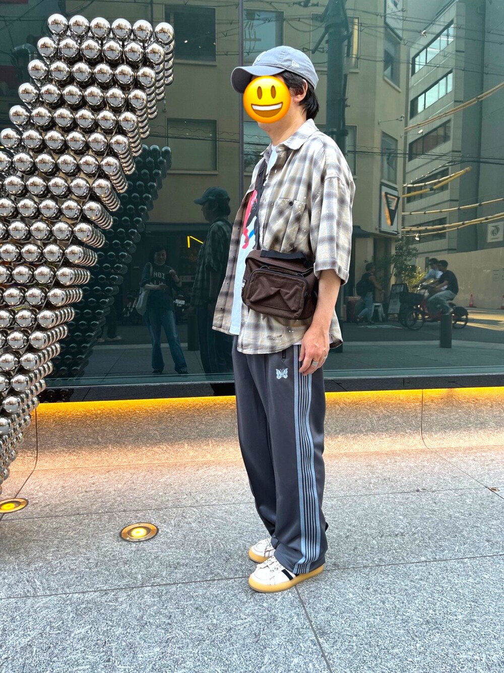 ホワイト系のスニーカー、グレー系のその他パンツ、ブラウン系のショルダーバッグを着用したメンズの秋コーディネートの2枚目の写真