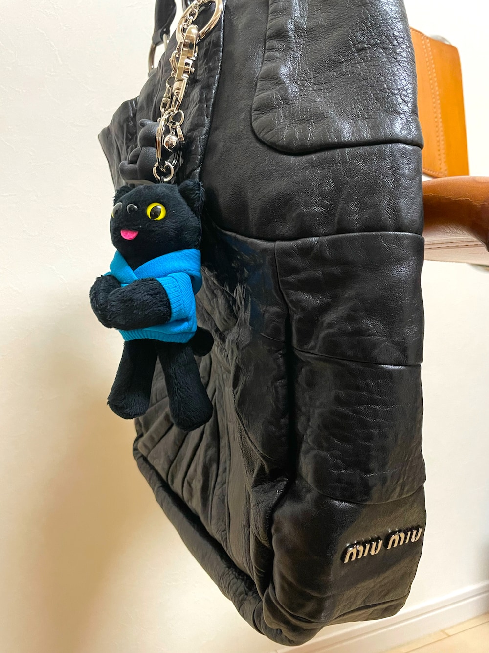 ベージュ系のスニーカー、グレー系のスラックス、ベージュ系のトレンチコートを着用したメンズの春コーディネートの4枚目の写真