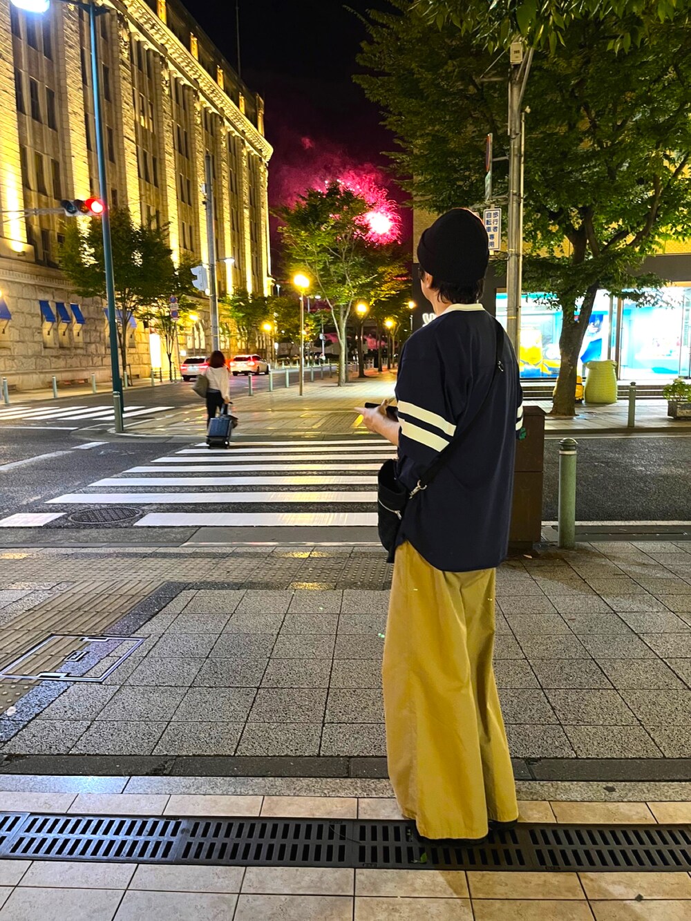 ブラック系のローファー、ベージュ系のチノパンツ、ブルー系のTシャツ/カットソーを着用したメンズの秋コーディネートの2枚目の写真