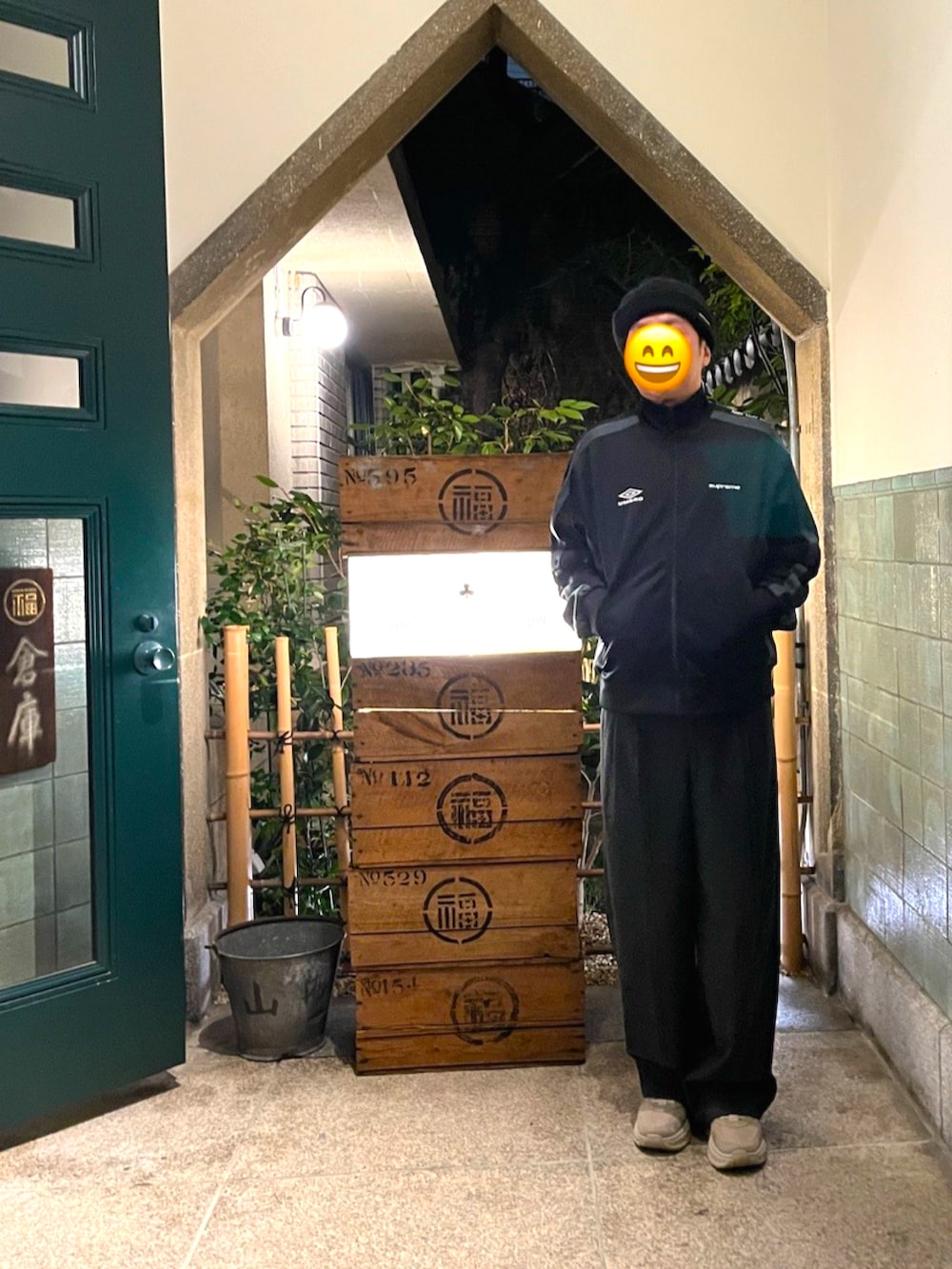 ベージュ系のスニーカー、グレー系のスラックス、ベージュ系のトレンチコートを着用したメンズの春コーディネートの2枚目の写真