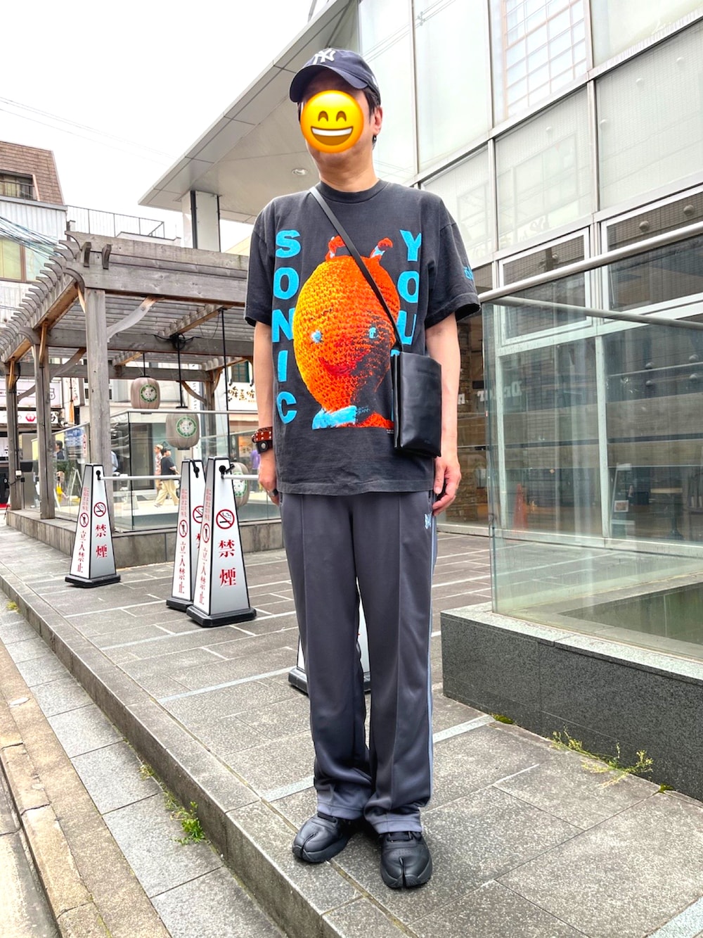ブラック系のスニーカー、グレー系のその他パンツ、ブラック系のTシャツ/カットソーを着用したメンズの夏コーディネートの3枚目の写真