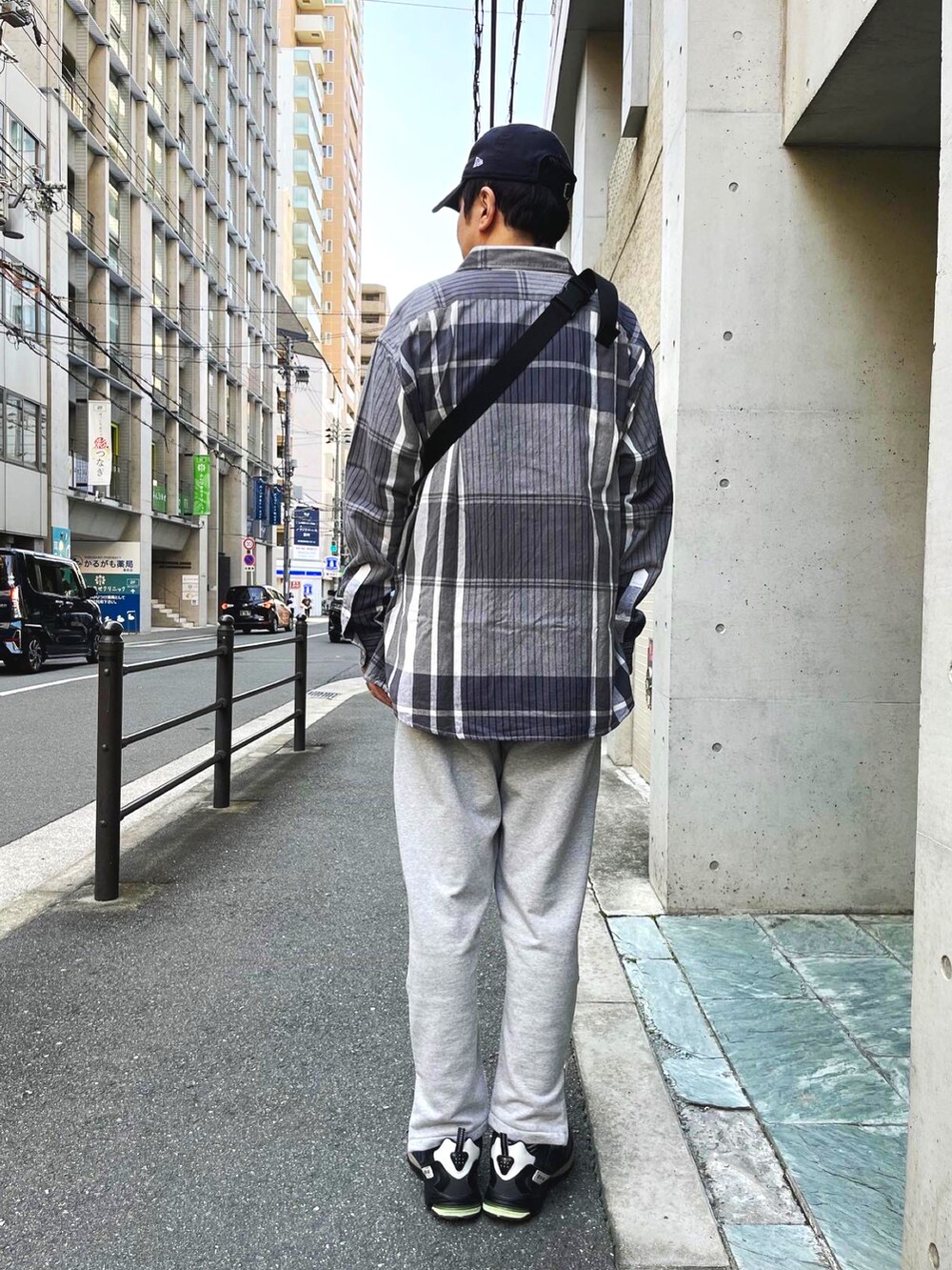 「ワンマイルウェア、シャツスタイル、スウェットパンツ、RAF SIMONS、sacai、adidas、Maison Margiela、デートコーデ、休日スタイル、シャツ好き集まれ」｜「adidas Originalsのアイテム（スニーカー、ブラック系）」を使った、rerunkahvilaさん（メンズ・178cm）の夏コーディネートの2枚目の写真