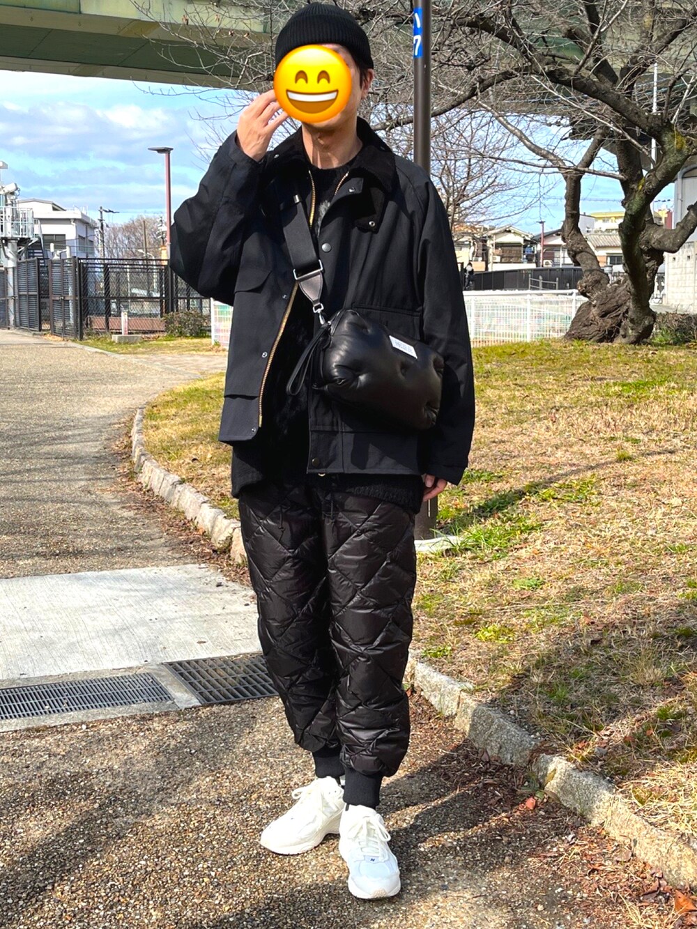 ホワイト系のスニーカー、ブラック系のその他パンツ、ブラック系のショルダーバッグを着用したメンズの冬コーディネートの5枚目の写真