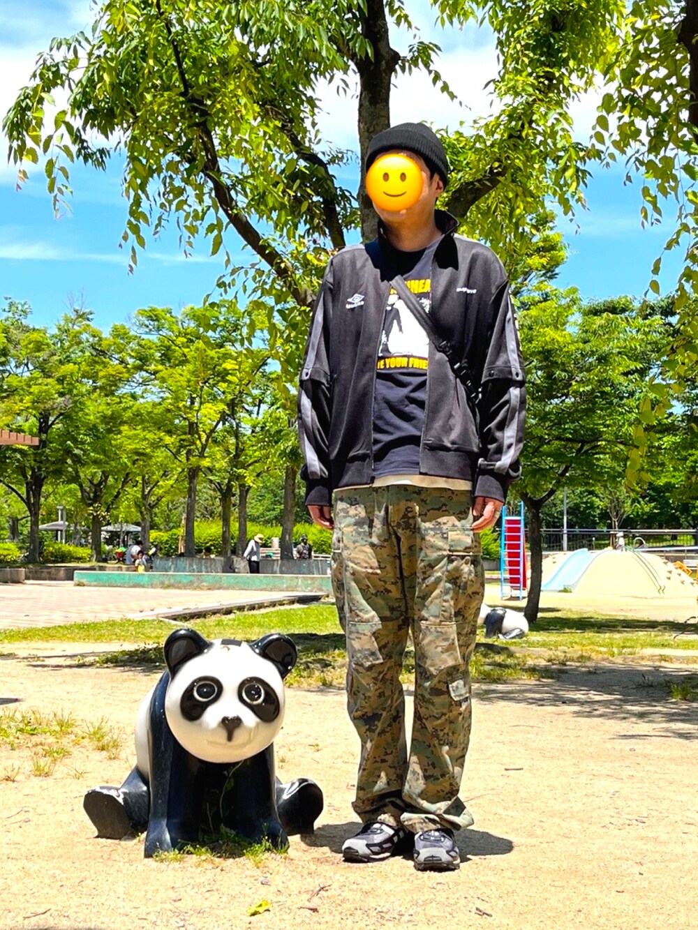ブラック系のスニーカー、ベージュ系のカーゴパンツ、ブラック系のその他アウターを着用したメンズの春コーディネートの3枚目の写真