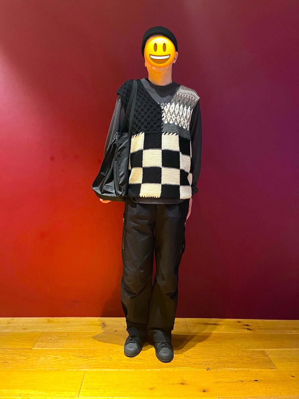 ブラック系のスニーカー、ブラック系のカーゴパンツ、ブラック系のトートバッグを着用したメンズの秋コーディネートの2枚目の写真