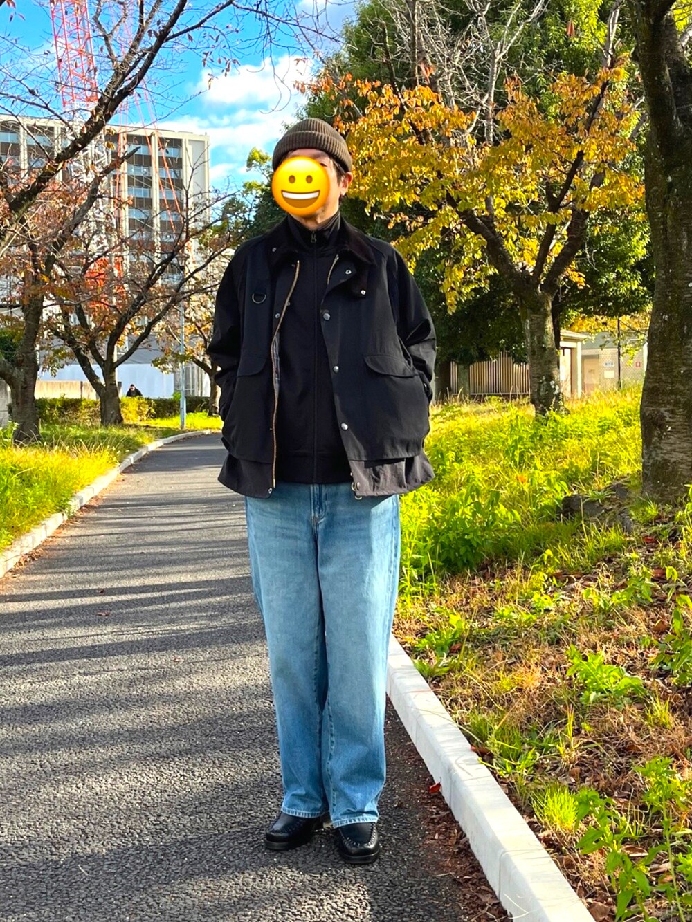 ブラック系のブーツ、ブルー系のデニムパンツ、ブラック系のジャージを着用したメンズの冬コーディネートの3枚目の写真