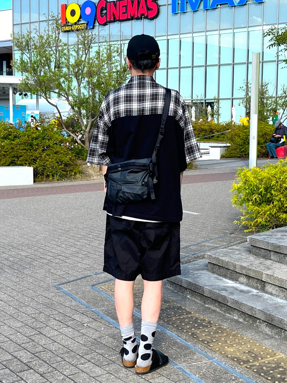 ブラック系のサンダル、ブラック系のシャツ/ブラウス、ブラック系のその他パンツを着用したメンズの夏コーディネートの2枚目の写真