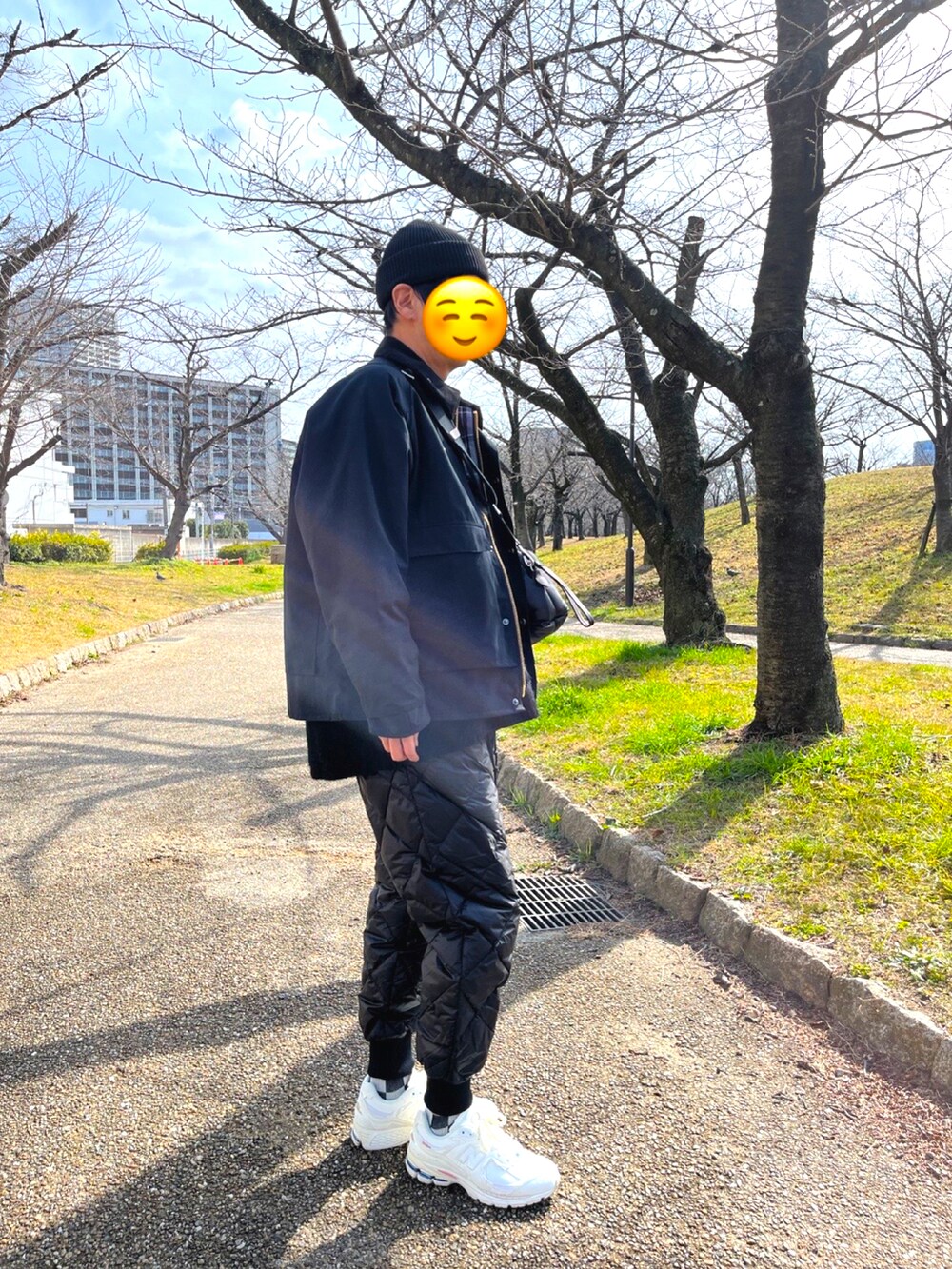 ホワイト系のスニーカー、ブラック系のその他パンツ、ブラック系のショルダーバッグを着用したメンズの冬コーディネートの3枚目の写真