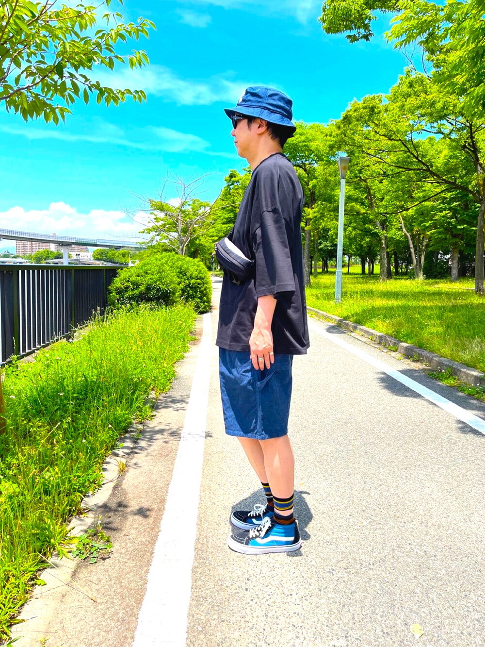 ブルー系のスニーカー、ブルー系のその他パンツ、ブルー系のボディバッグ/ウエストポーチを着用したメンズの夏コーディネートの2枚目の写真