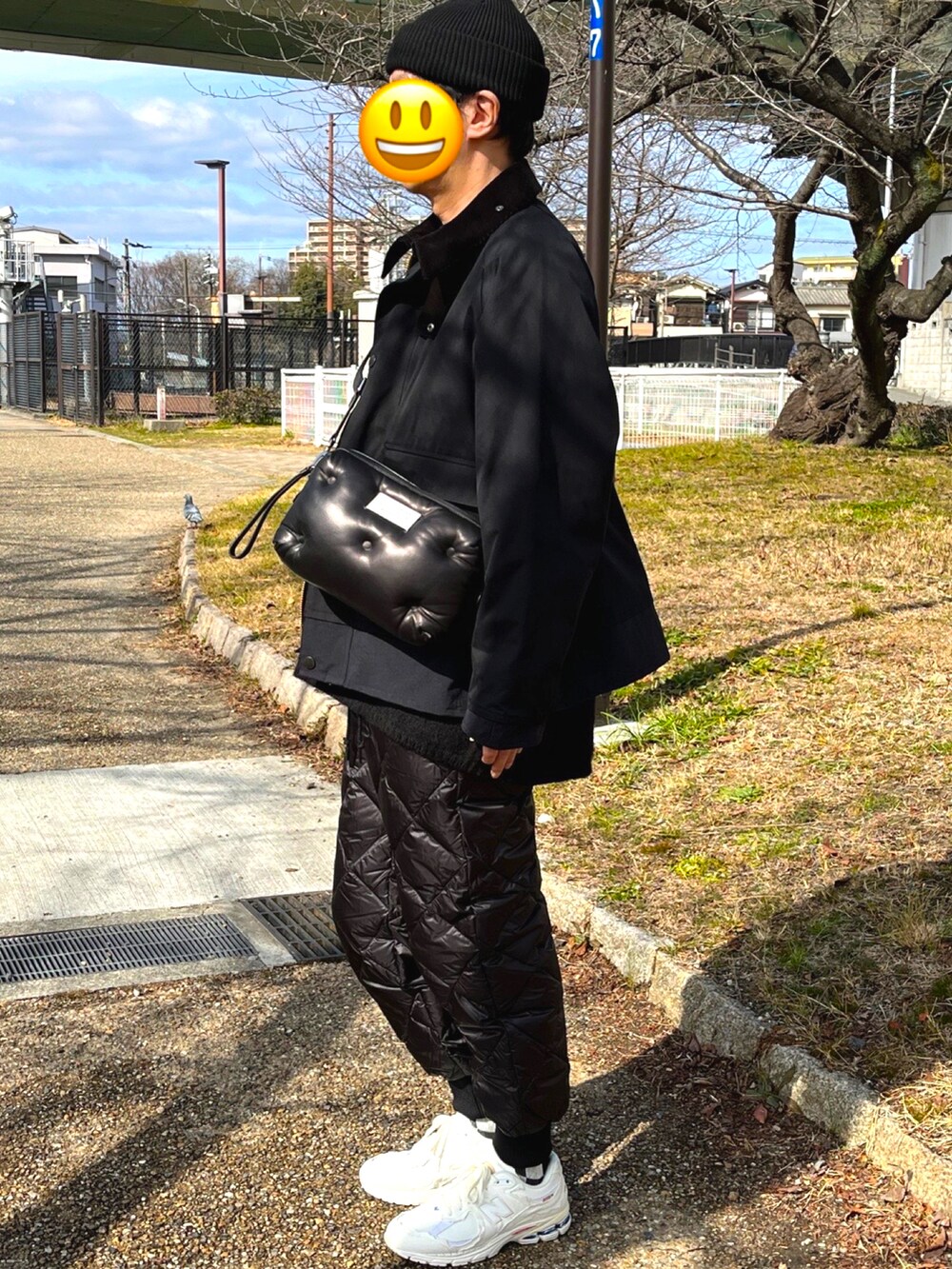 ホワイト系のスニーカー、ブラック系のその他パンツ、ブラック系のショルダーバッグを着用したメンズの冬コーディネートの2枚目の写真