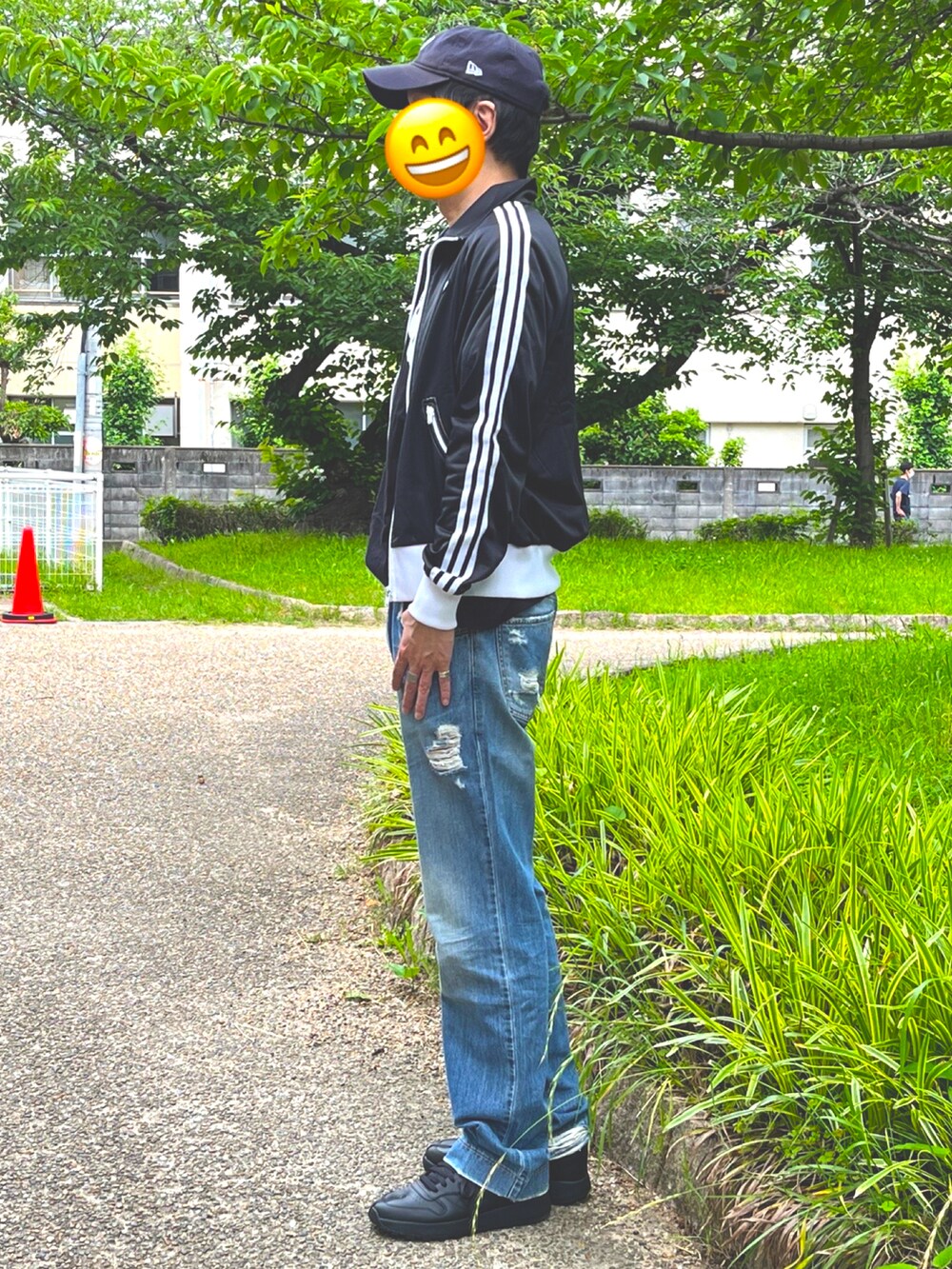 ブラック系のスニーカー、ブルー系のデニムパンツ、ブラック系のTシャツ/カットソーを着用したメンズの夏コーディネートの2枚目の写真