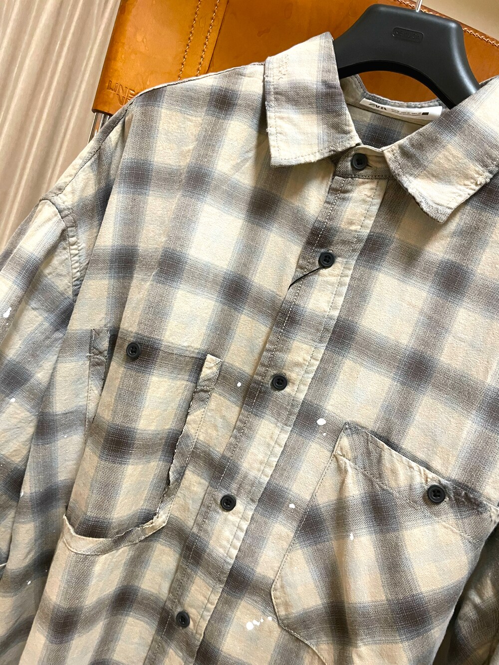 ホワイト系のスニーカー、ブルー系のデニムパンツ、ベージュ系のシャツ/ブラウスを着用したメンズの夏コーディネートの3枚目の写真