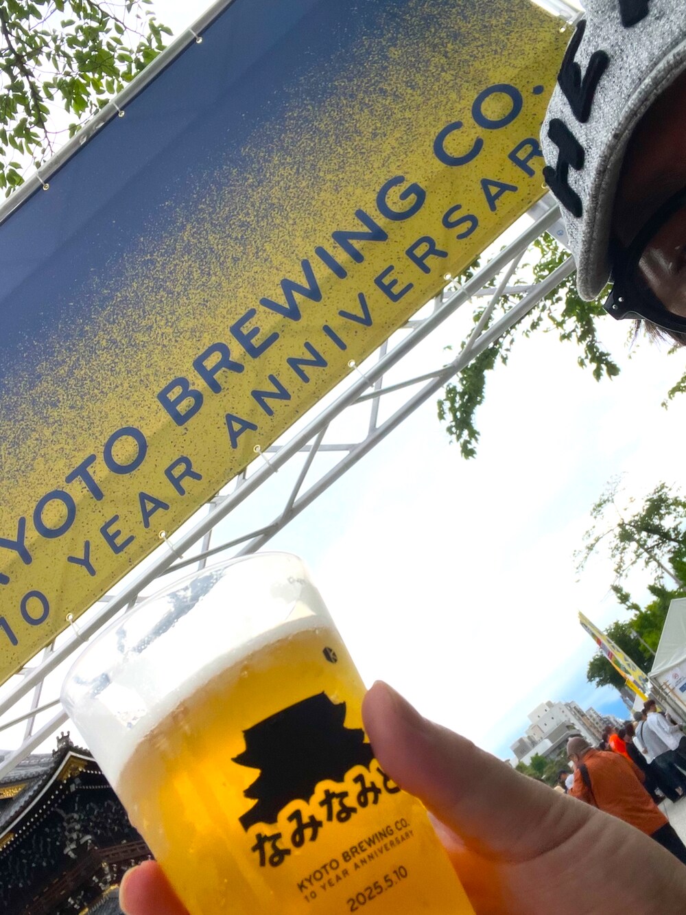 ブラック系のスニーカー、ブルー系のデニムパンツ、グリーン系のミリタリージャケットを着用したメンズの春コーディネートの2枚目の写真