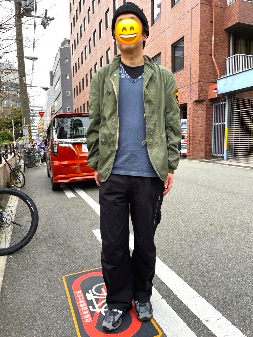 ブラック系のスニーカー、ブラック系のカーゴパンツ、ブルー系のTシャツ/カットソーを着用したメンズの春コーディネートの2枚目の写真