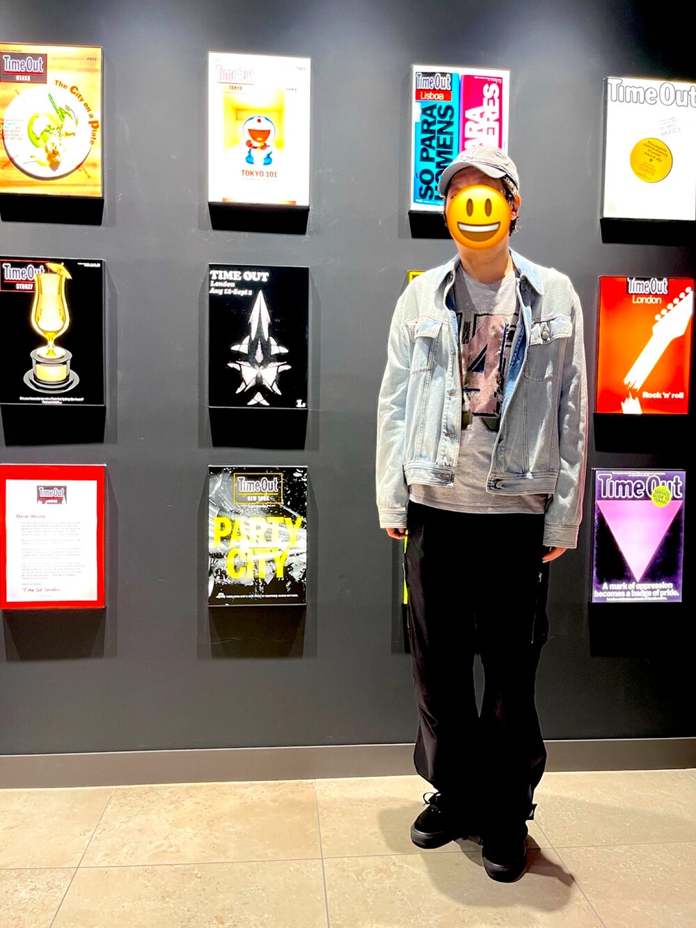 ブラック系のスニーカー、ブラック系のカーゴパンツ、グレー系のTシャツ/カットソーを着用したメンズの夏コーディネートの2枚目の写真