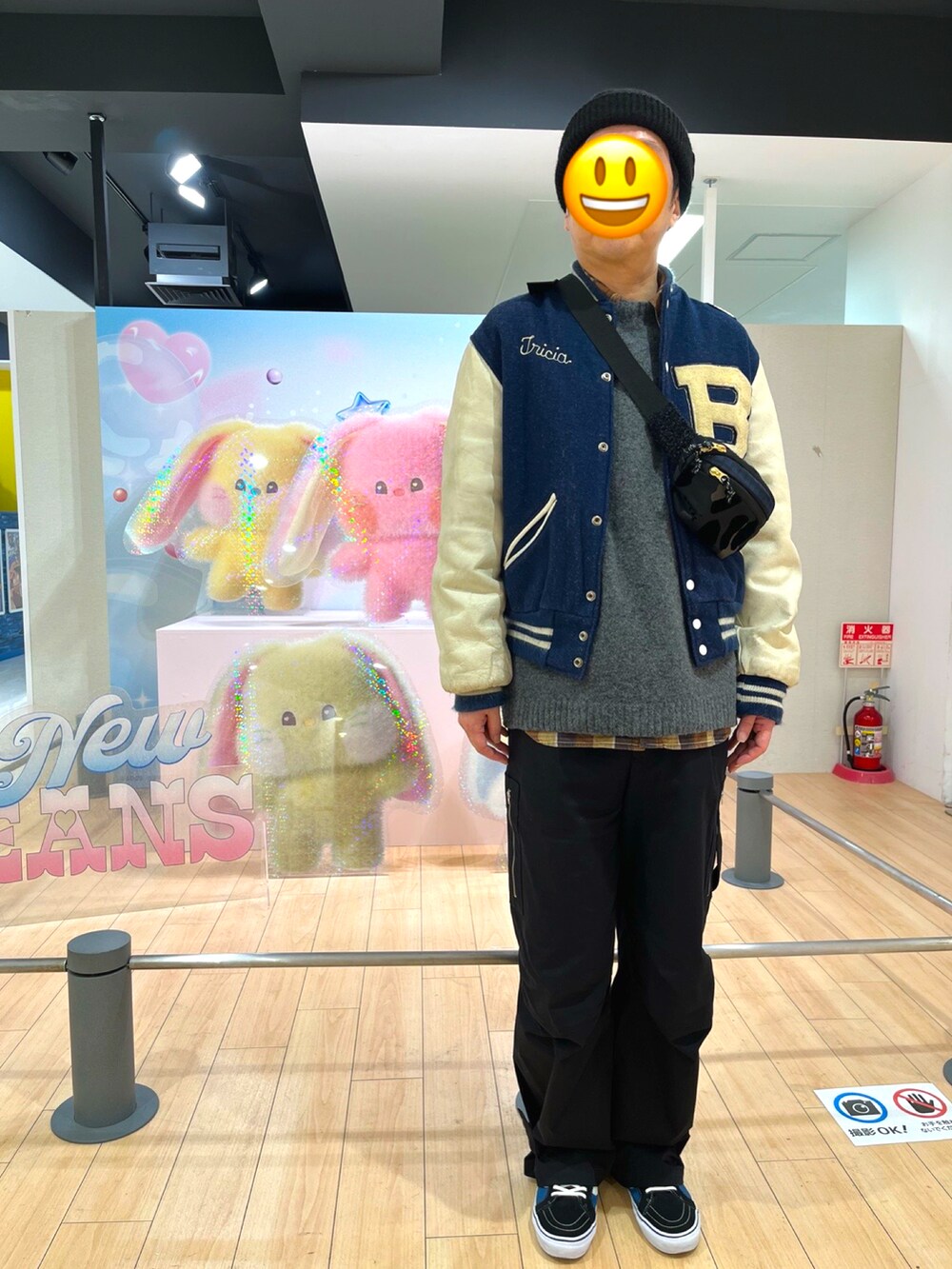 ブルー系のスニーカー、ブラック系のカーゴパンツ、ブルー系のスタジャンを着用したメンズの春コーディネートの3枚目の写真