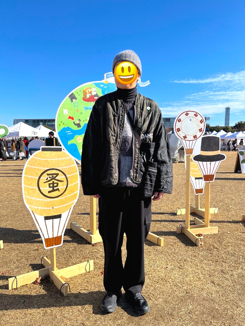 ブラック系のスニーカー、ブラック系のカーゴパンツ、グリーン系のミリタリージャケットを着用したメンズの冬コーディネートの2枚目の写真