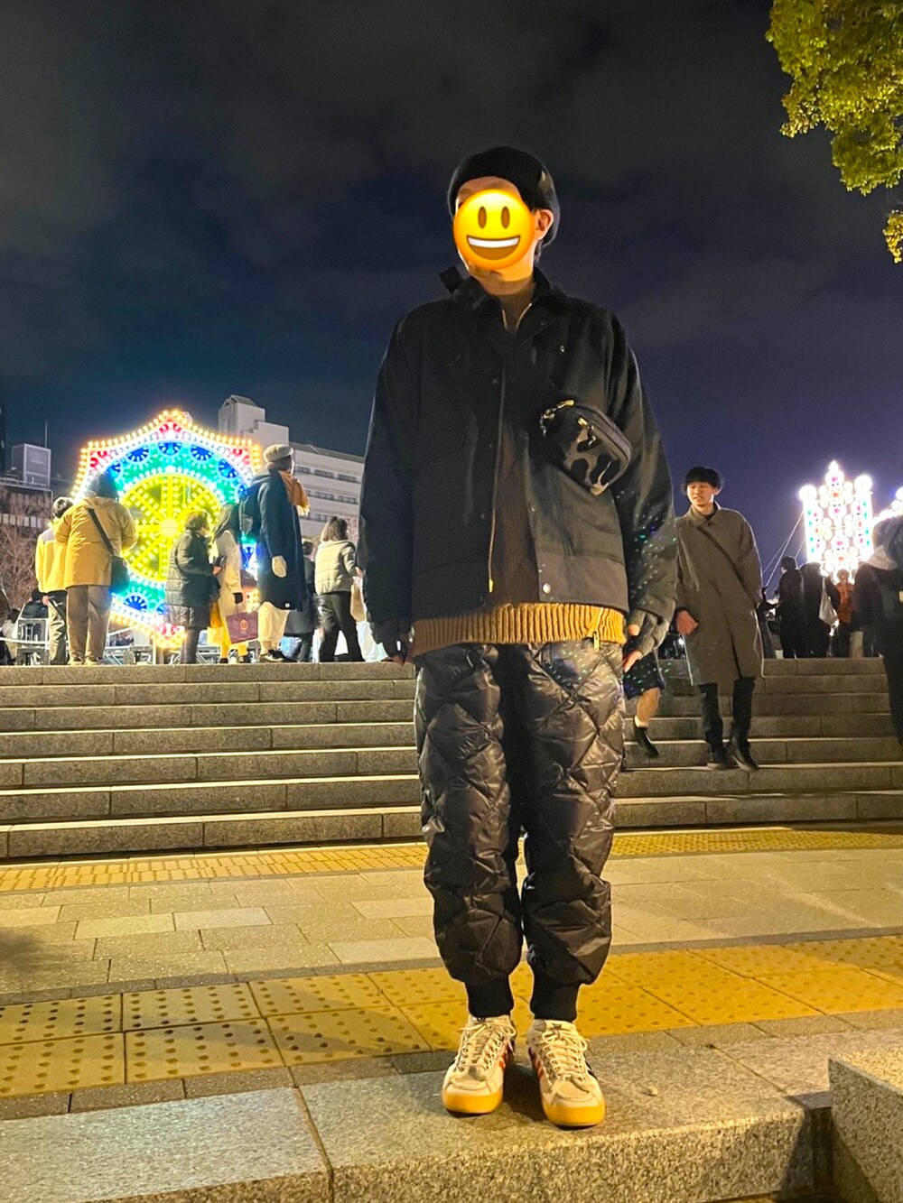 ホワイト系のスニーカー、ブラック系のその他パンツ、ブラウン系のニット/セーターを着用したメンズの冬コーディネートの3枚目の写真
