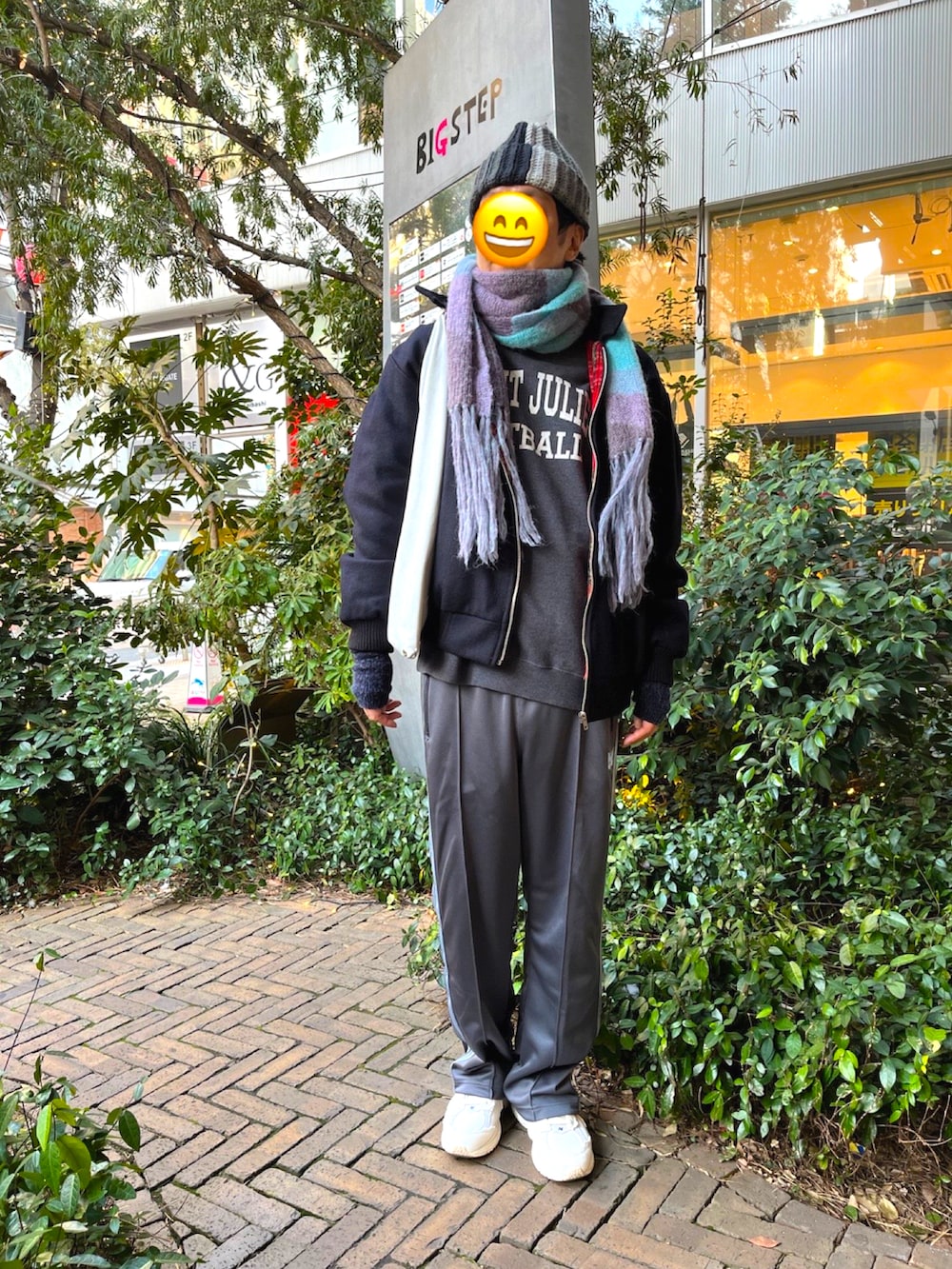 ホワイト系のスニーカー、グレー系のその他パンツ、ホワイト系のトートバッグを着用したメンズの冬コーディネートの2枚目の写真