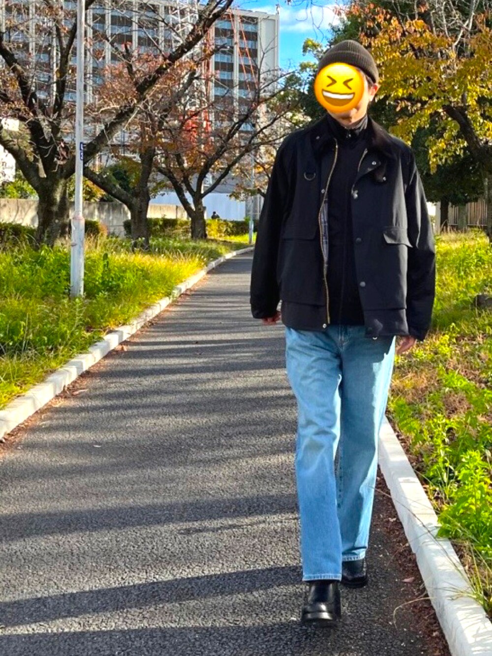 ブラック系のブーツ、ブルー系のデニムパンツ、ブラック系のジャージを着用したメンズの冬コーディネートの2枚目の写真