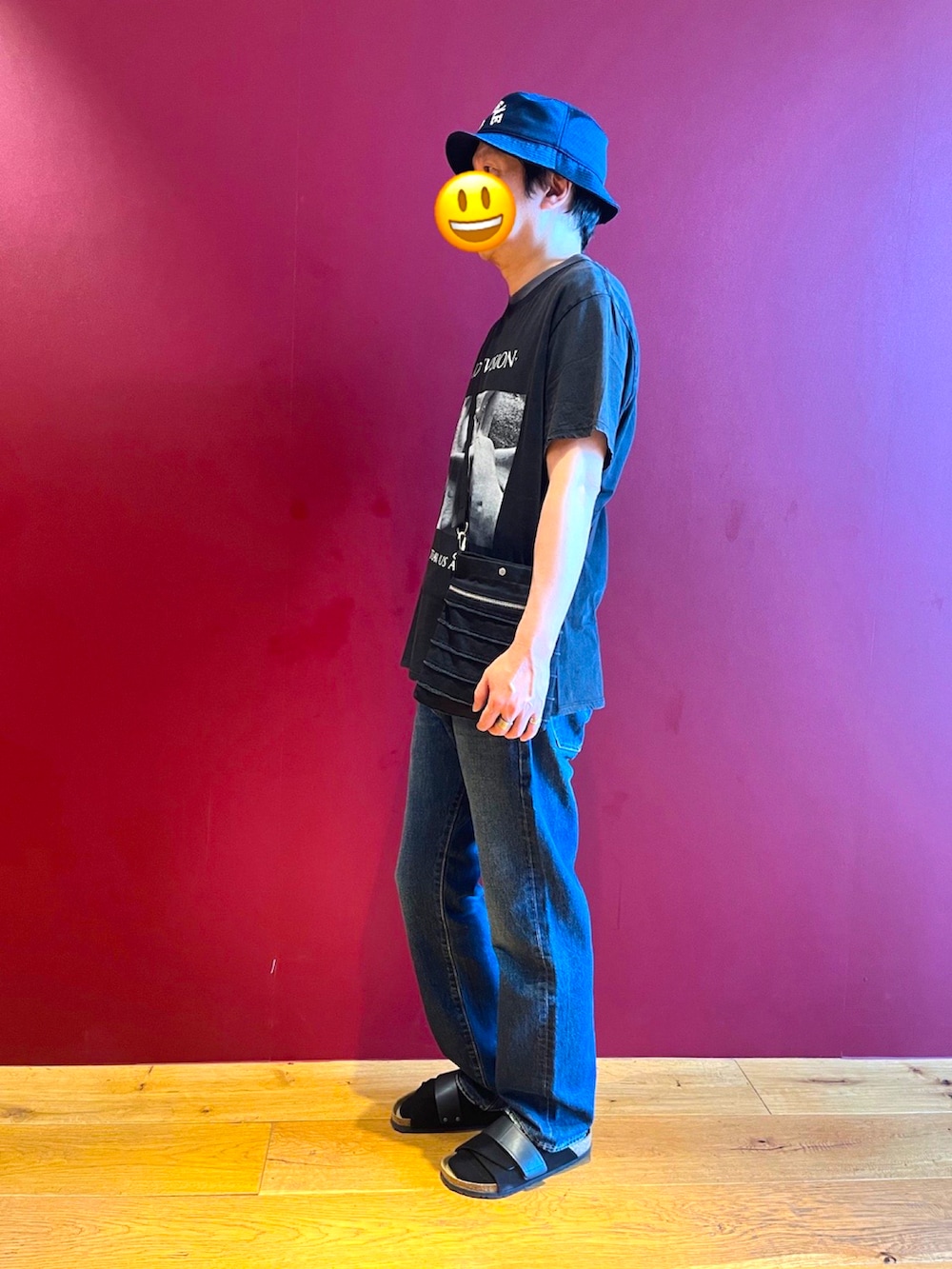 「夏コーデ、バンドT、デニムパンツ、シンプルスタイル、サンダル、birkenstock、Levi's」｜「BIRKENSTOCKのKyoto Suede Soft Suede & Nubuck  【レギュラー幅】 ユニセックス（サンダル、ブラック系）」を使った、rerunkahvilaさん（メンズ・178cm）の夏コーディネートの2枚目の写真