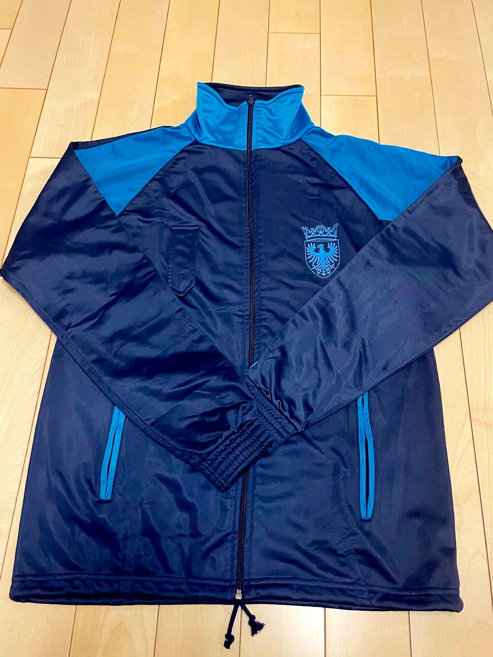 ブルー系のスニーカー、ブルー系のデニムパンツ、ブルー系のその他アウターを着用したメンズの春コーディネートの3枚目の写真